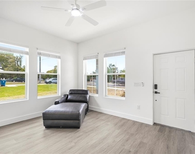 9211 Northcliffe Boulevard - Photo Thumbnail 4