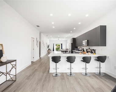 9211 Northcliffe Boulevard - Photo Thumbnail 3