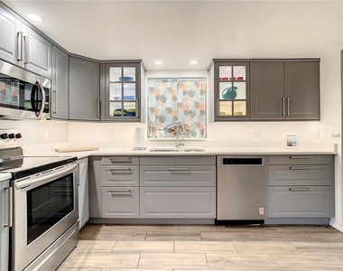 4780 Cove Circle - Photo Thumbnail 6