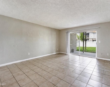 7210 N Manhattan Avenue - Photo Thumbnail 4
