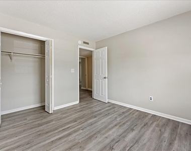 7210 N Manhattan Avenue - Photo Thumbnail 20