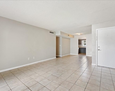 7210 N Manhattan Avenue - Photo Thumbnail 6