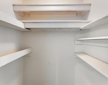7210 N Manhattan Avenue - Photo Thumbnail 10