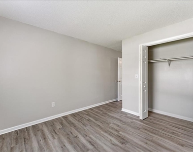 7210 N Manhattan Avenue - Photo Thumbnail 12
