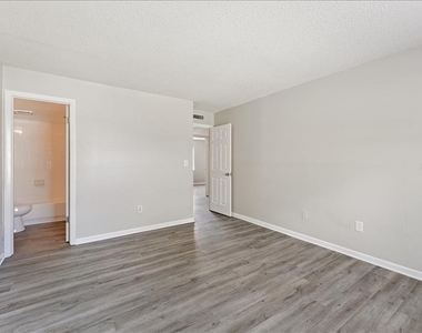 7210 N Manhattan Avenue - Photo Thumbnail 14