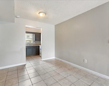 7210 N Manhattan Avenue - Photo Thumbnail 7