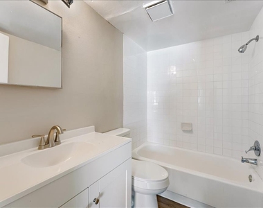 7210 N Manhattan Avenue - Photo Thumbnail 15