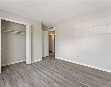 7210 N Manhattan Avenue - Photo Thumbnail 18