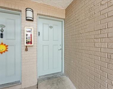 7210 N Manhattan Avenue - Photo Thumbnail 2