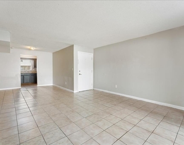 7210 N Manhattan Avenue - Photo Thumbnail 5