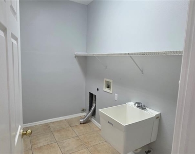 1305 Lakehurst Way - Photo Thumbnail 9