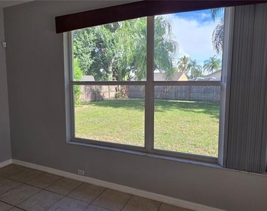 1305 Lakehurst Way - Photo Thumbnail 12