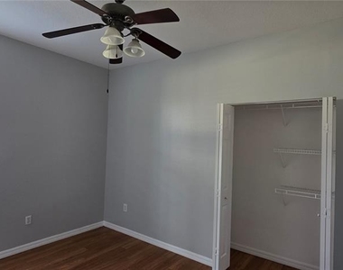 1305 Lakehurst Way - Photo Thumbnail 4