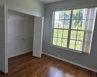1305 Lakehurst Way - Photo Thumbnail 6