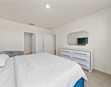 687 Griffon Avenue - Photo Thumbnail 15