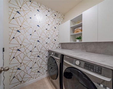 687 Griffon Avenue - Photo Thumbnail 24
