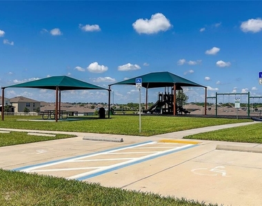687 Griffon Avenue - Photo Thumbnail 33