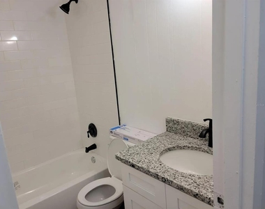 909 W Circle Street - Photo Thumbnail 2