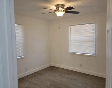 909 W Circle Street - Photo Thumbnail 3
