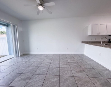 812 Glastonbury Drive - Photo Thumbnail 11