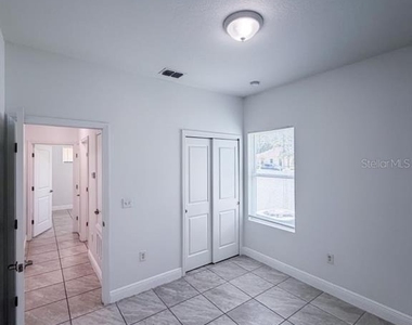 812 Glastonbury Drive - Photo Thumbnail 12
