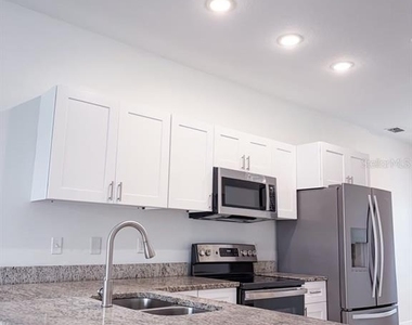812 Glastonbury Drive - Photo Thumbnail 8