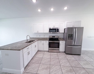 812 Glastonbury Drive - Photo Thumbnail 5