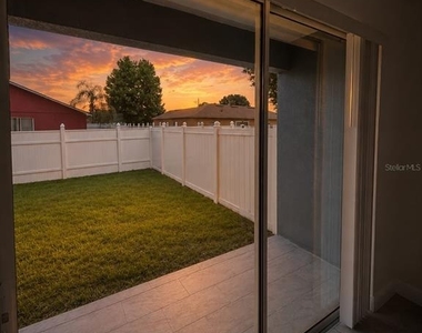 812 Glastonbury Drive - Photo Thumbnail 27