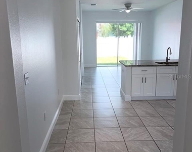 812 Glastonbury Drive - Photo Thumbnail 3
