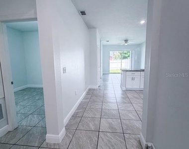812 Glastonbury Drive - Photo Thumbnail 2