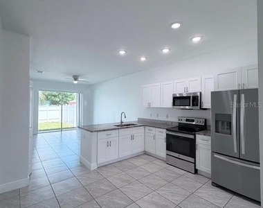812 Glastonbury Drive - Photo Thumbnail 4