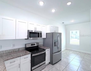 812 Glastonbury Drive - Photo Thumbnail 6