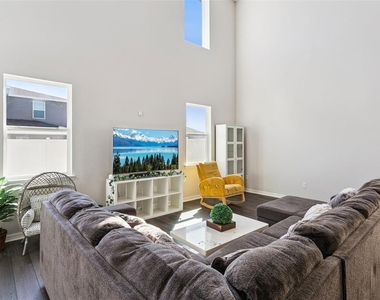 1111 Lone Palm Way - Photo Thumbnail 8