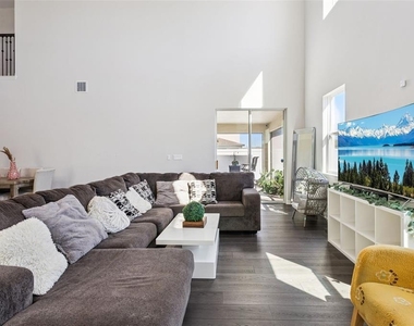 1111 Lone Palm Way - Photo Thumbnail 6