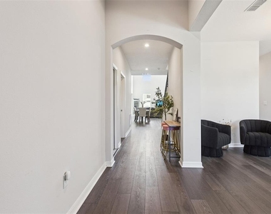 1111 Lone Palm Way - Photo Thumbnail 4