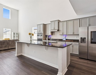 1111 Lone Palm Way - Photo Thumbnail 11