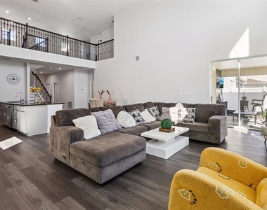 1111 Lone Palm Way - Photo Thumbnail 5