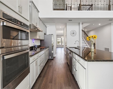 1111 Lone Palm Way - Photo Thumbnail 14