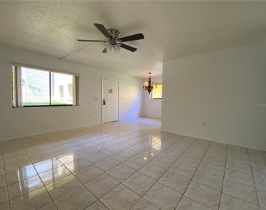 2713 Oak Park Way - Photo Thumbnail 3