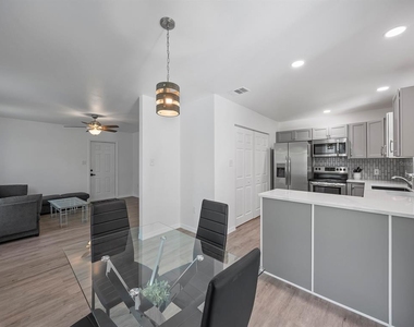 23019 Seneca Avenue - Photo Thumbnail 9