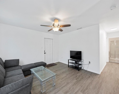 23019 Seneca Avenue - Photo Thumbnail 8