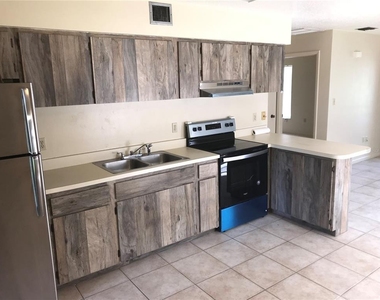 2806 46th Avenue Drive W - Photo Thumbnail 4