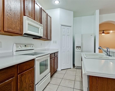3497 Parkridge Circle - Photo Thumbnail 2