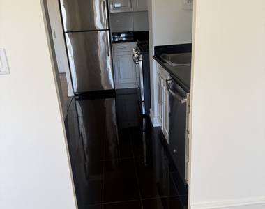 888 8th Avenue - Photo Thumbnail 3