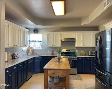 7401 Plaza Taurina Drive - Photo Thumbnail 8