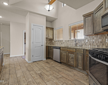 618 Rafael Marmolejo Street - Photo Thumbnail 10