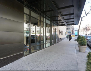 East 71st Street - Photo Thumbnail 18