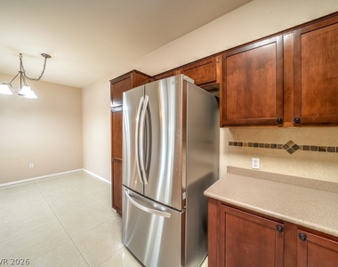 2291 W Horizon Ridge Parkway - Photo Thumbnail 12