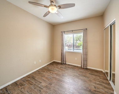 2291 W Horizon Ridge Parkway - Photo Thumbnail 21