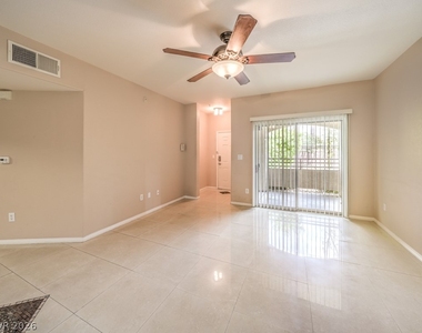 2291 W Horizon Ridge Parkway - Photo Thumbnail 4
